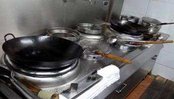 食堂燃?xì)庠罹? /> 
<h3>
	食堂燃?xì)庠罹?
</h3>
1、使用燃?xì)庠罹咔?，?yīng)先檢查所有截門是否關(guān)閉，確認(rèn)無誤后，開啟總截門再進(jìn)行使用。<br />
2、操作時(shí)須嚴(yán)格執(zhí)行“火等氣”的原則，嚴(yán)禁先開氣后點(diǎn)火，以防爆燃。<br />
3、點(diǎn)火時(shí)，應(yīng)先點(diǎn)燃點(diǎn)火棒，再點(diǎn)燃長明火，由長明火點(diǎn)燃主火孔。嚴(yán)禁違章操作。<br />
4、間斷使用時(shí)，須先確認(rèn)長明火是否長明，如已熄滅，須按第三條重新操作。嚴(yán)禁盲目操作而發(fā)生燃?xì)庑孤丁?br />
5、使用完畢后，應(yīng)按程序先關(guān)小截門，再關(guān)中截門，最后關(guān)閉總截門。嚴(yán)禁只關(guān)總截門而不關(guān)中、小截門。<br />
6、凡使用者必須保持灶具設(shè)備干凈整潔、完好無損，發(fā)現(xiàn)問題及時(shí)報(bào)告。<br />
7、如發(fā)現(xiàn)燃?xì)庑孤兑⒓搓P(guān)閉總截門，迅速開窗通風(fēng)并及時(shí)報(bào)修。<br />
8、下班時(shí)，必須檢查所有燃?xì)饨亻T、電器開關(guān)是否關(guān)閉，確認(rèn)無誤后，方可下班離崗。<br />
<hr />
<img src=